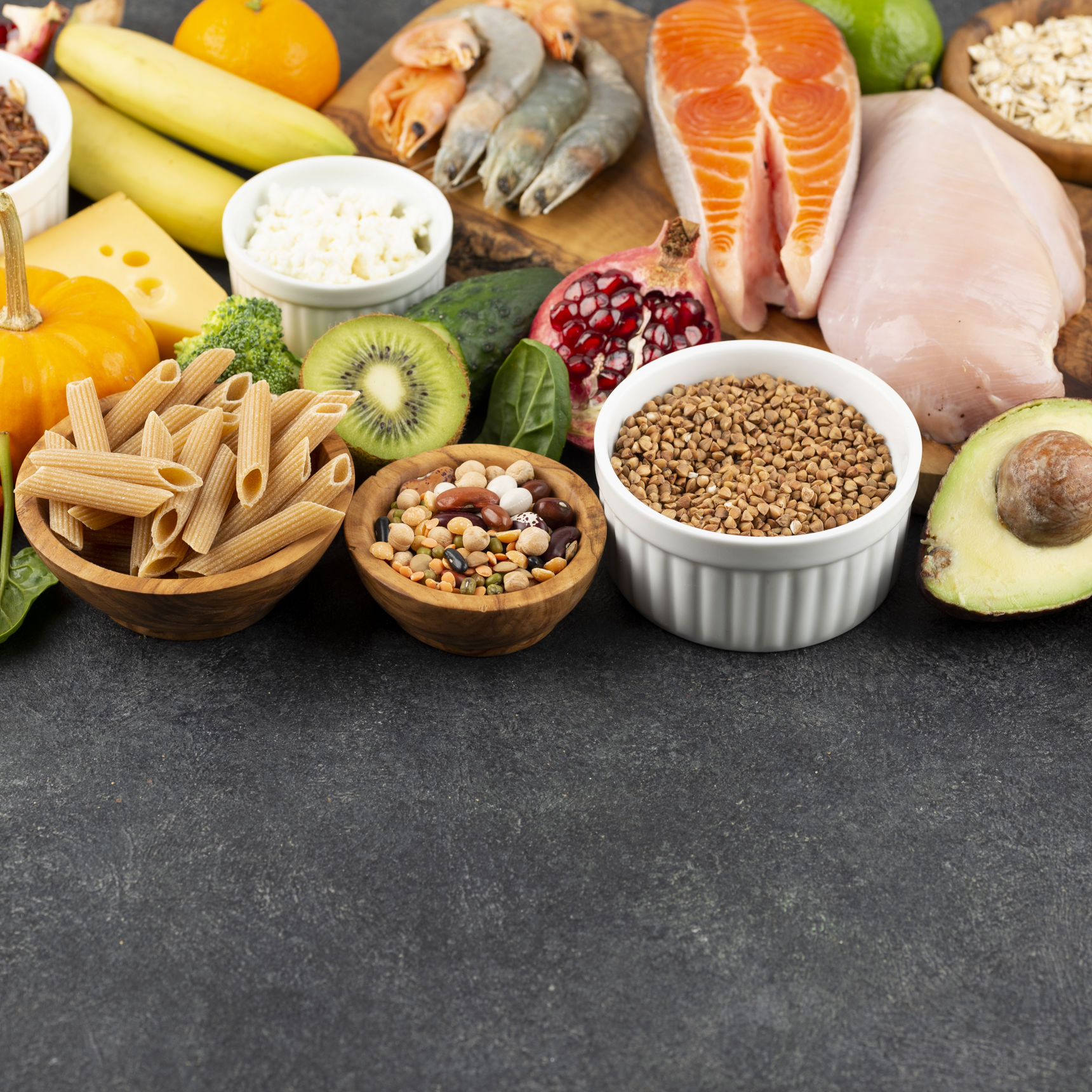 Diverse fødevarer opsat ved siden af hinanden