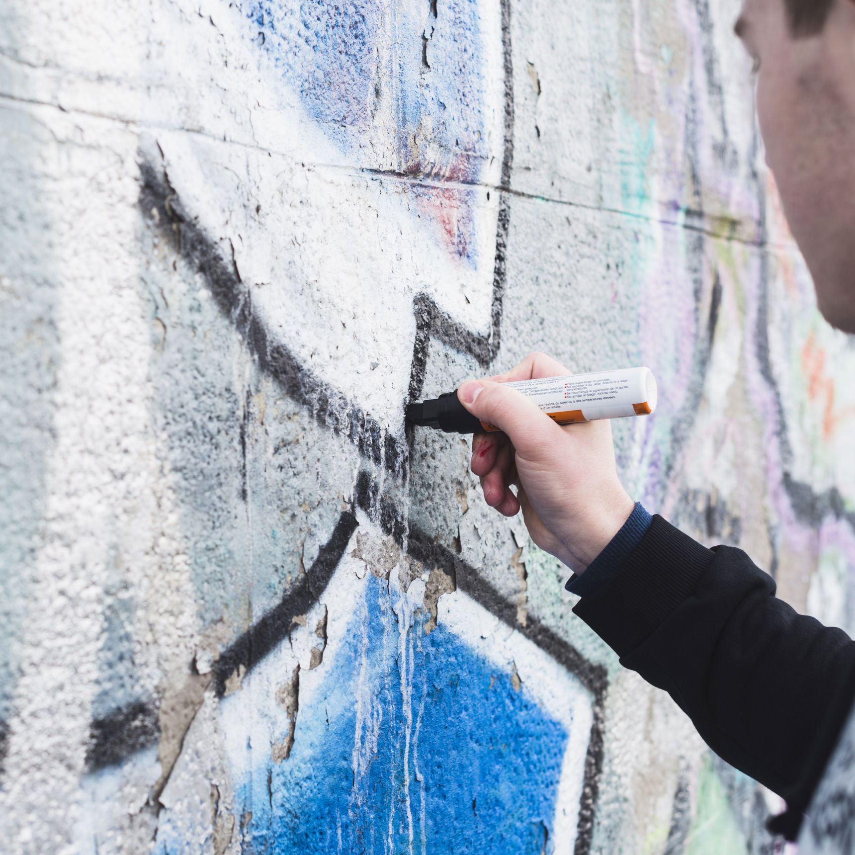Mand laver graffiti
