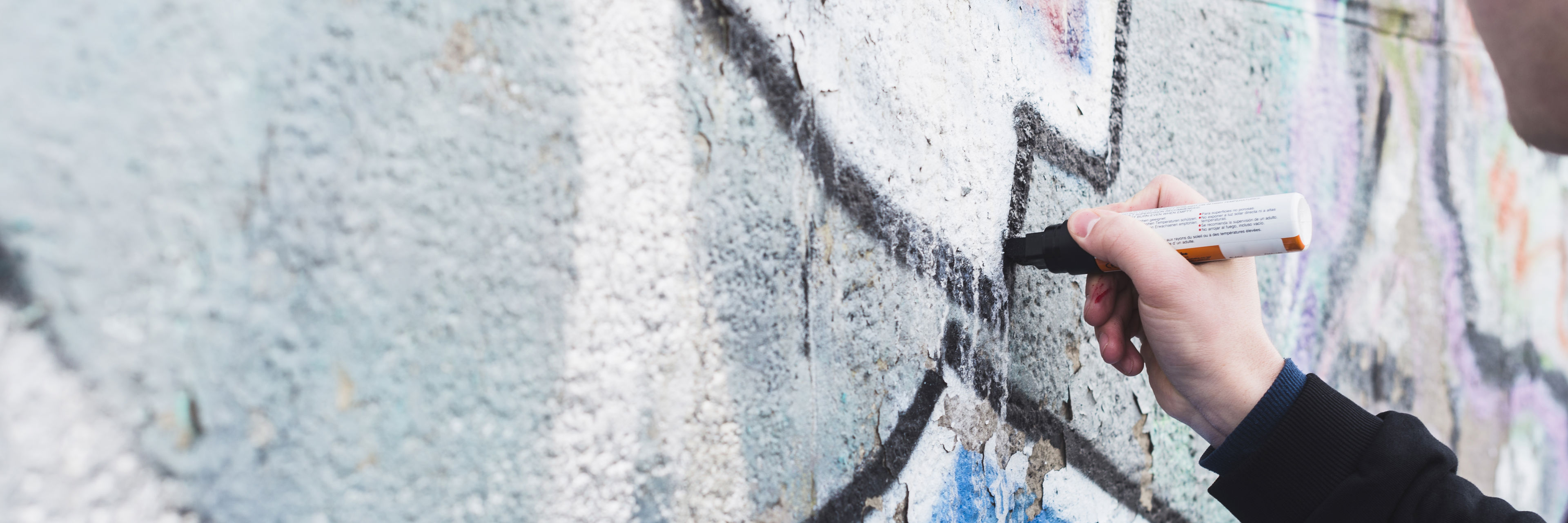 Mand laver graffiti