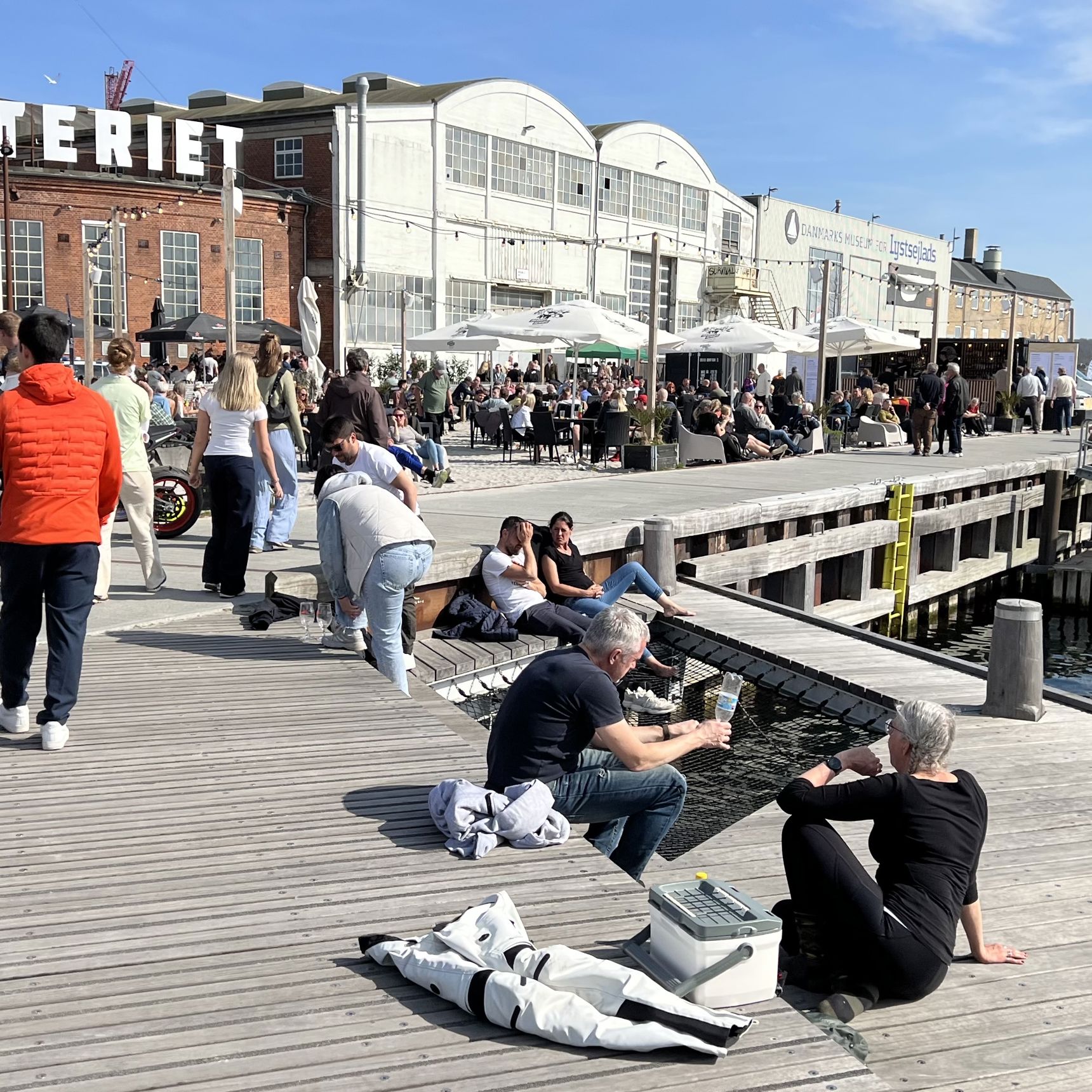 Mange mennesker samlet langs Svendborg Havn. Foran Kammerateriet.
