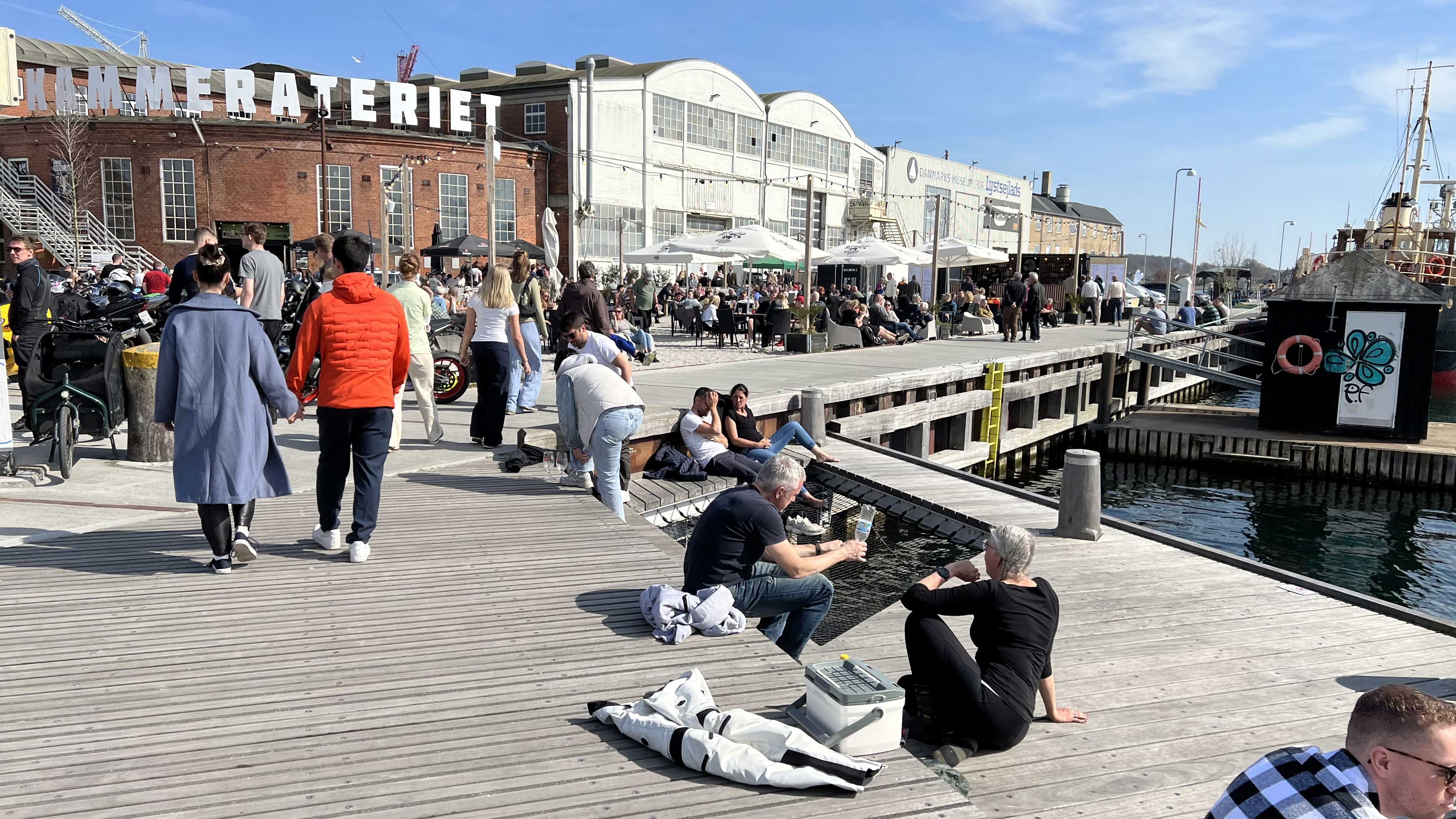 Mange mennesker samlet langs Svendborg Havn. Foran Kammerateriet.