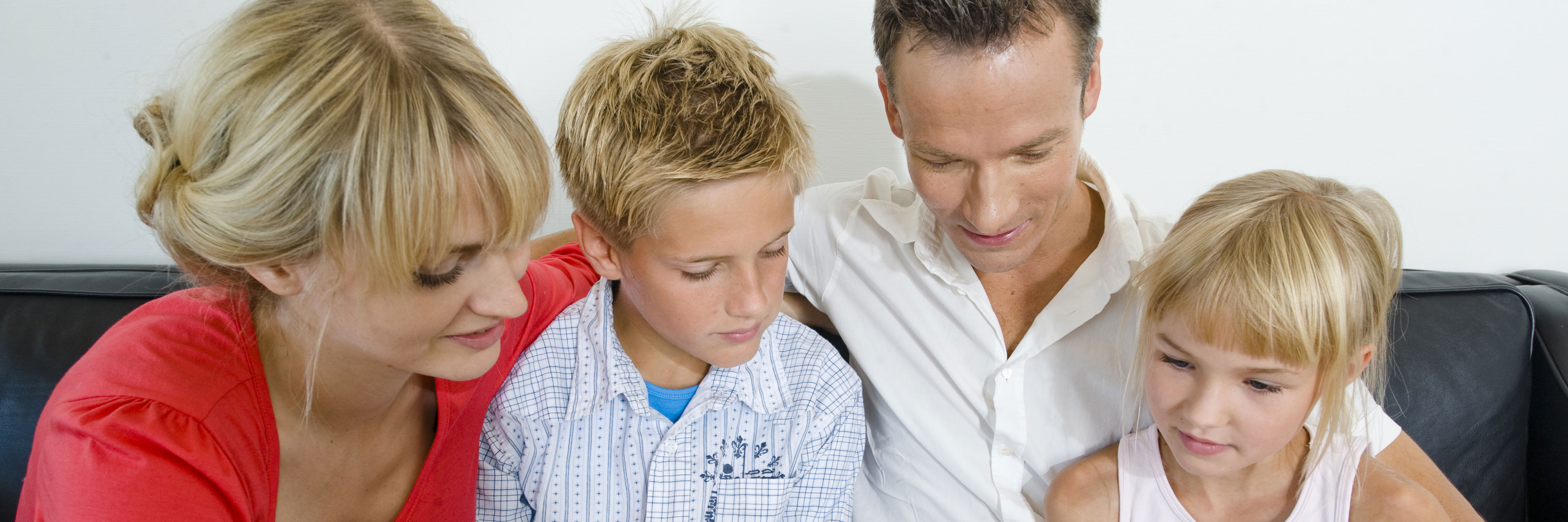 Familie der hygger og læser i bog