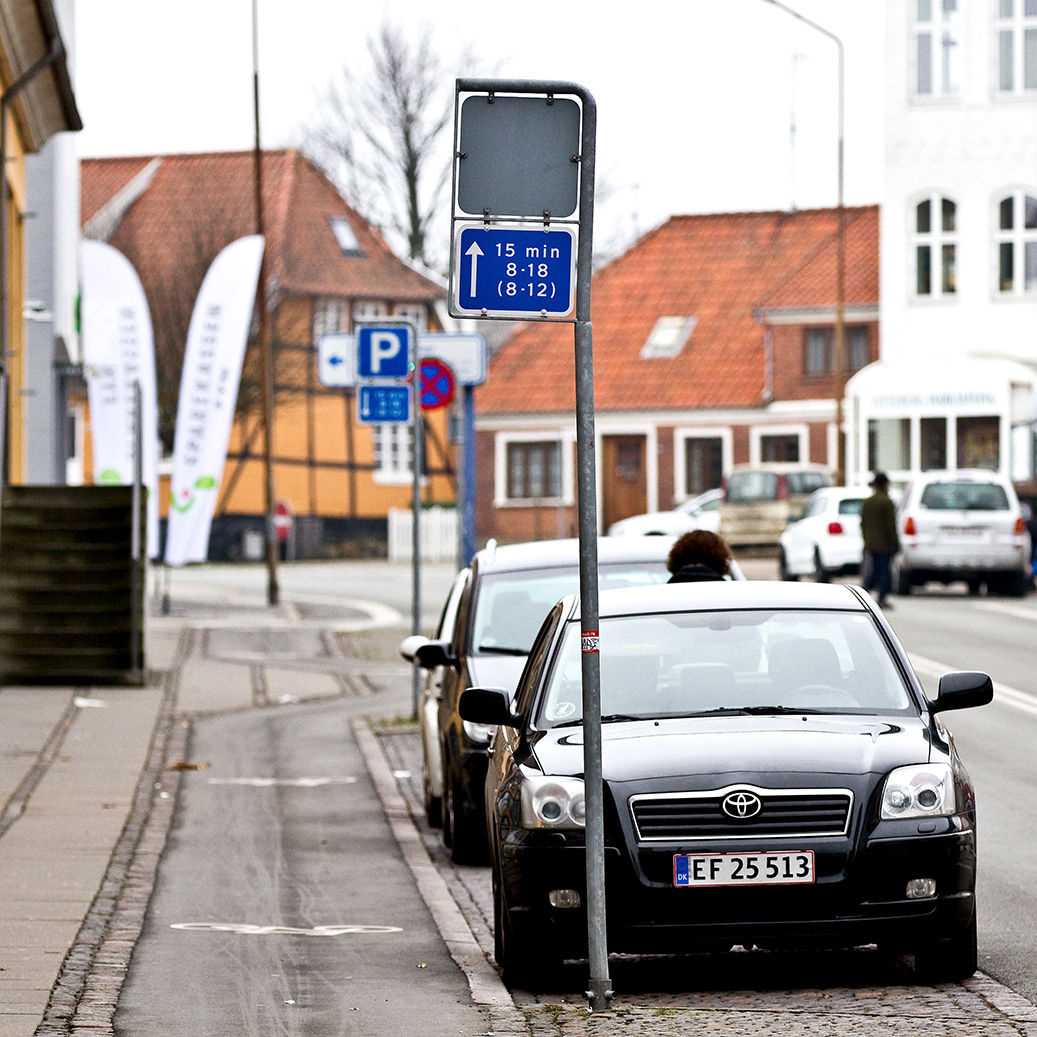 Parkerede biler på vejen i bymidten