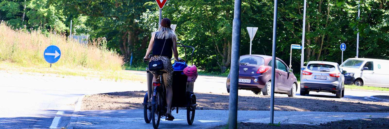 Kvinde på ladcykel