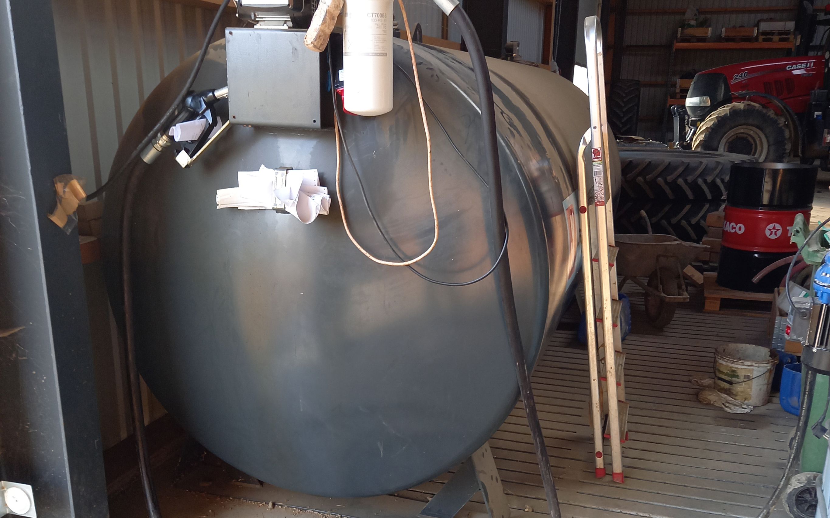 Olietank placeret i en maskinhal. Gulvet under har åbninger til et opsamlingskar i tilfælde af spild