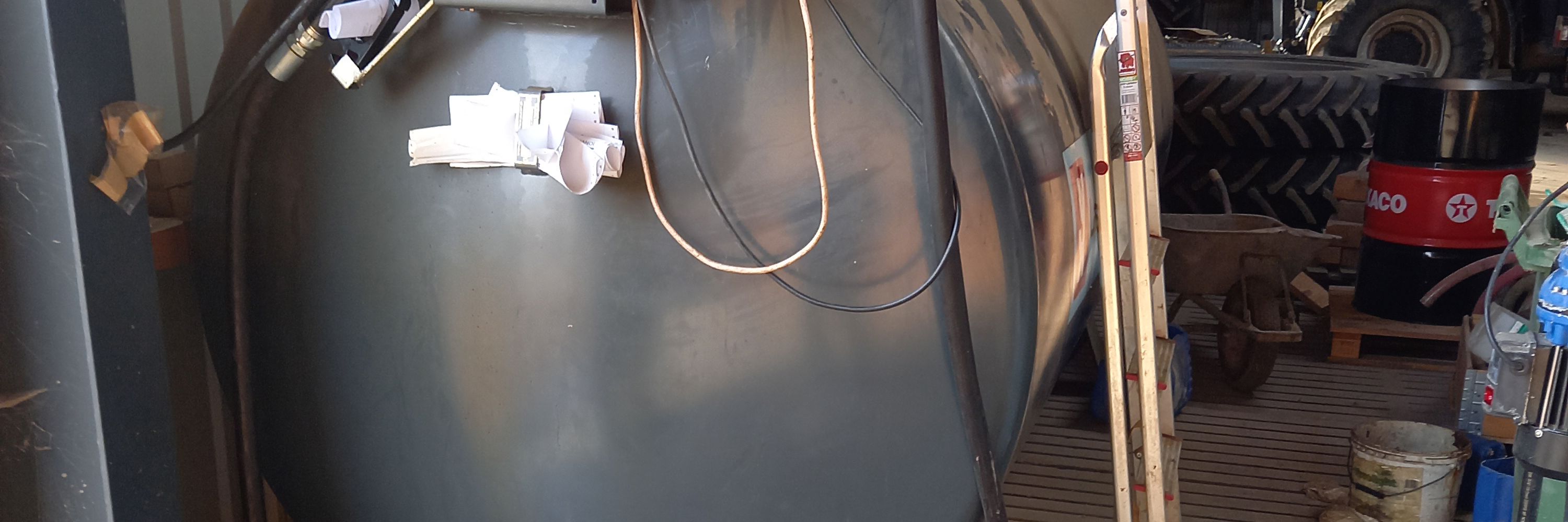 Olietank placeret i en maskinhal. Gulvet under har åbninger til et opsamlingskar i tilfælde af spild