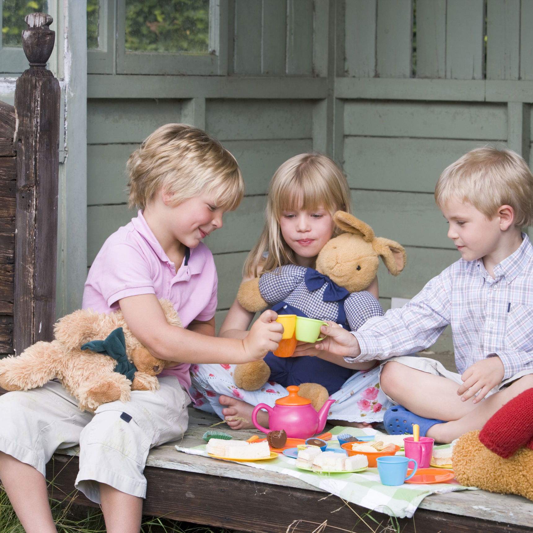 Børn der sidder og leger