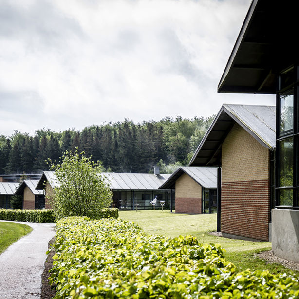 Trollemose Plejecenter set fra stien bag