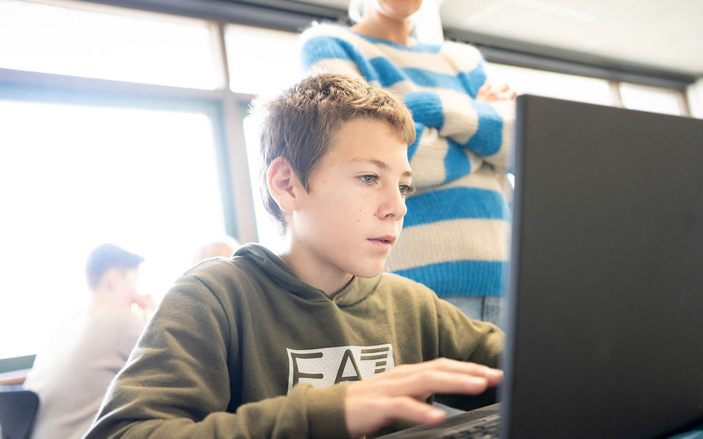 elev, der arbejder ved computer