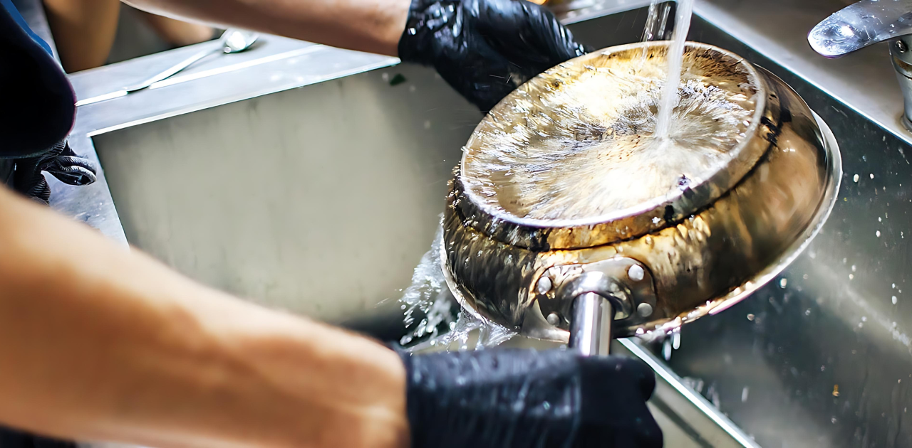 Person vasker en pande under en vandhane