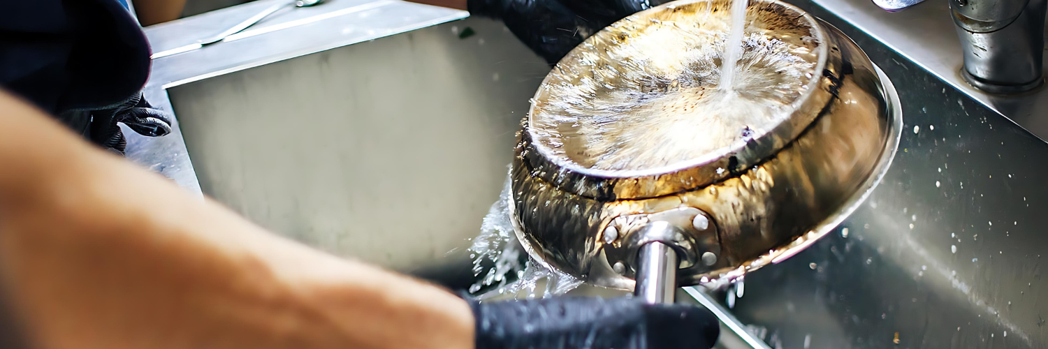 Person vasker en pande under en vandhane