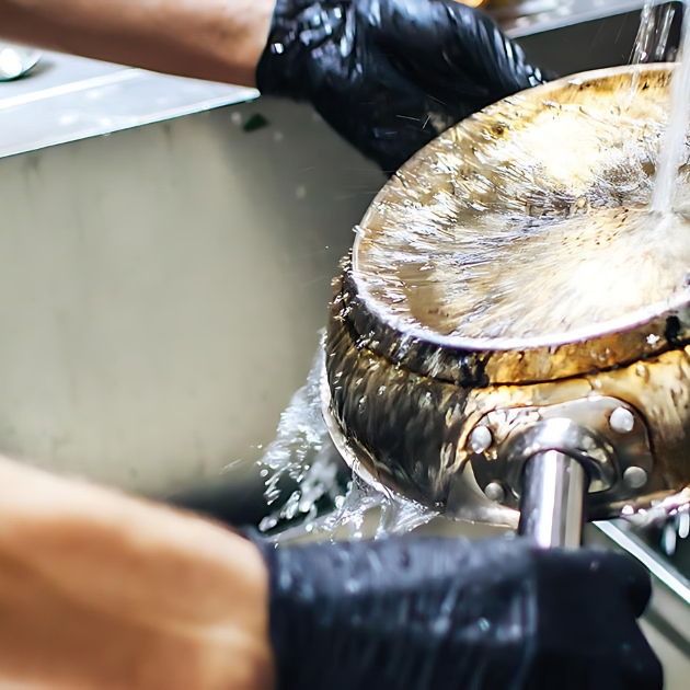 Person vasker en pande under en vandhane