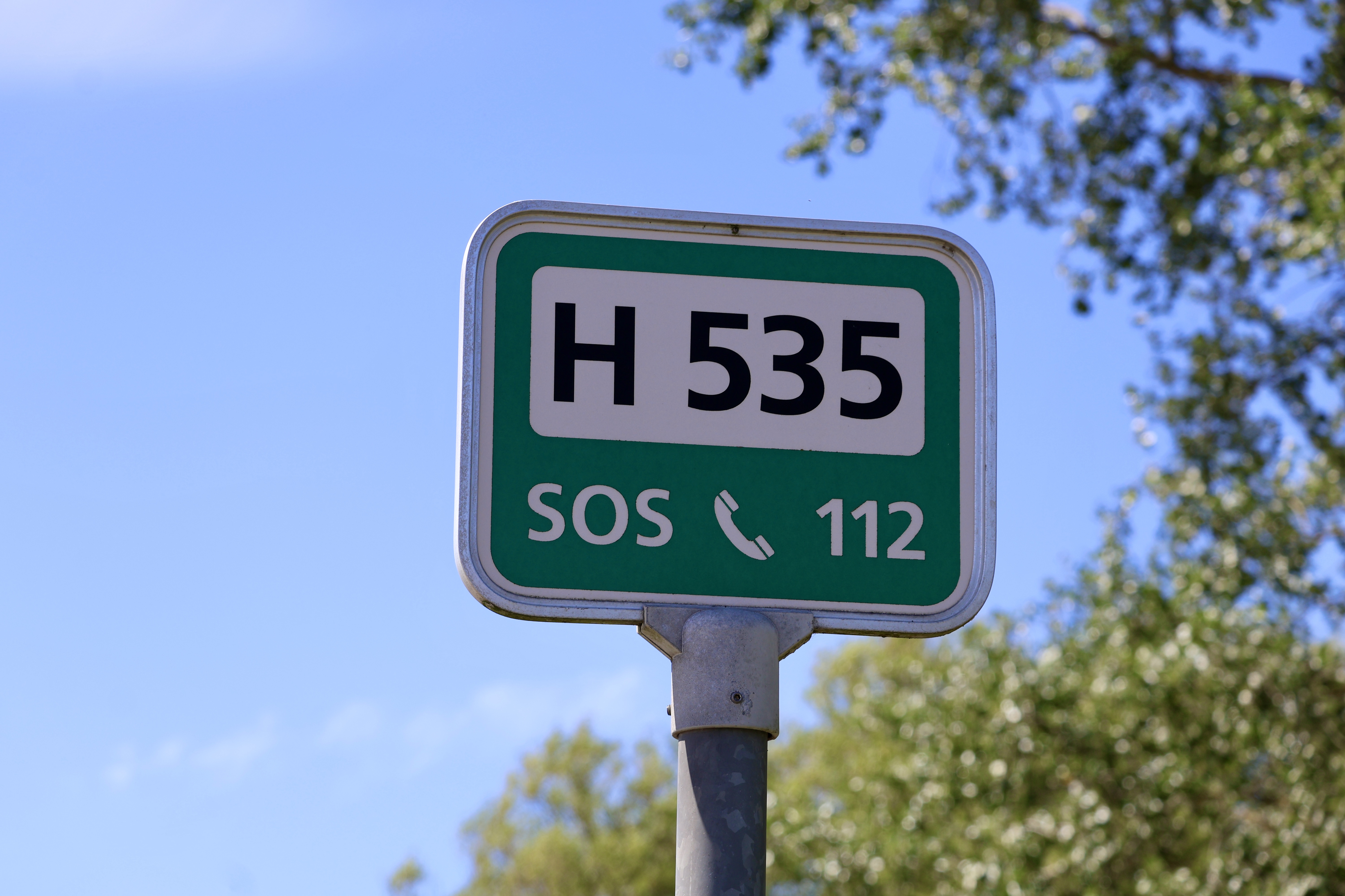 På alle strande er der et skilt med et lokationsnummer. Skiltet er grønt, og der står "SOS 112" under nummeret.