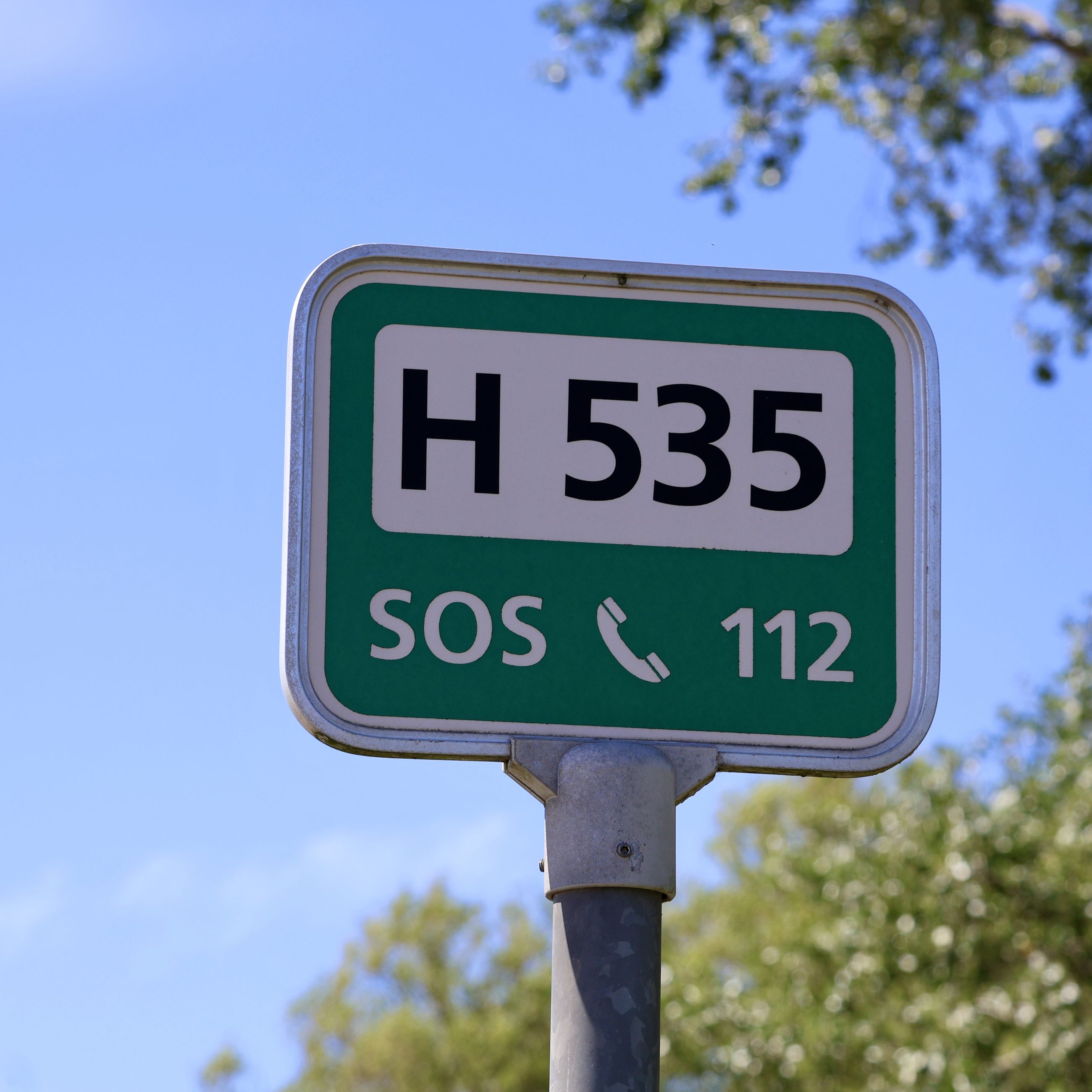 På alle strande er der et skilt med et lokationsnummer. Skiltet er grønt, og der står "SOS 112" under nummeret.