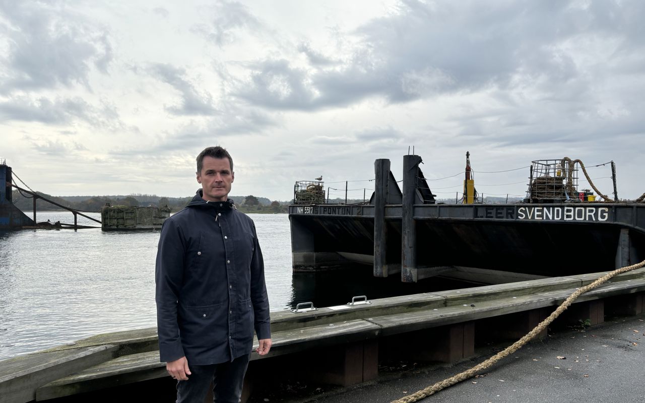 Mand står på havnen