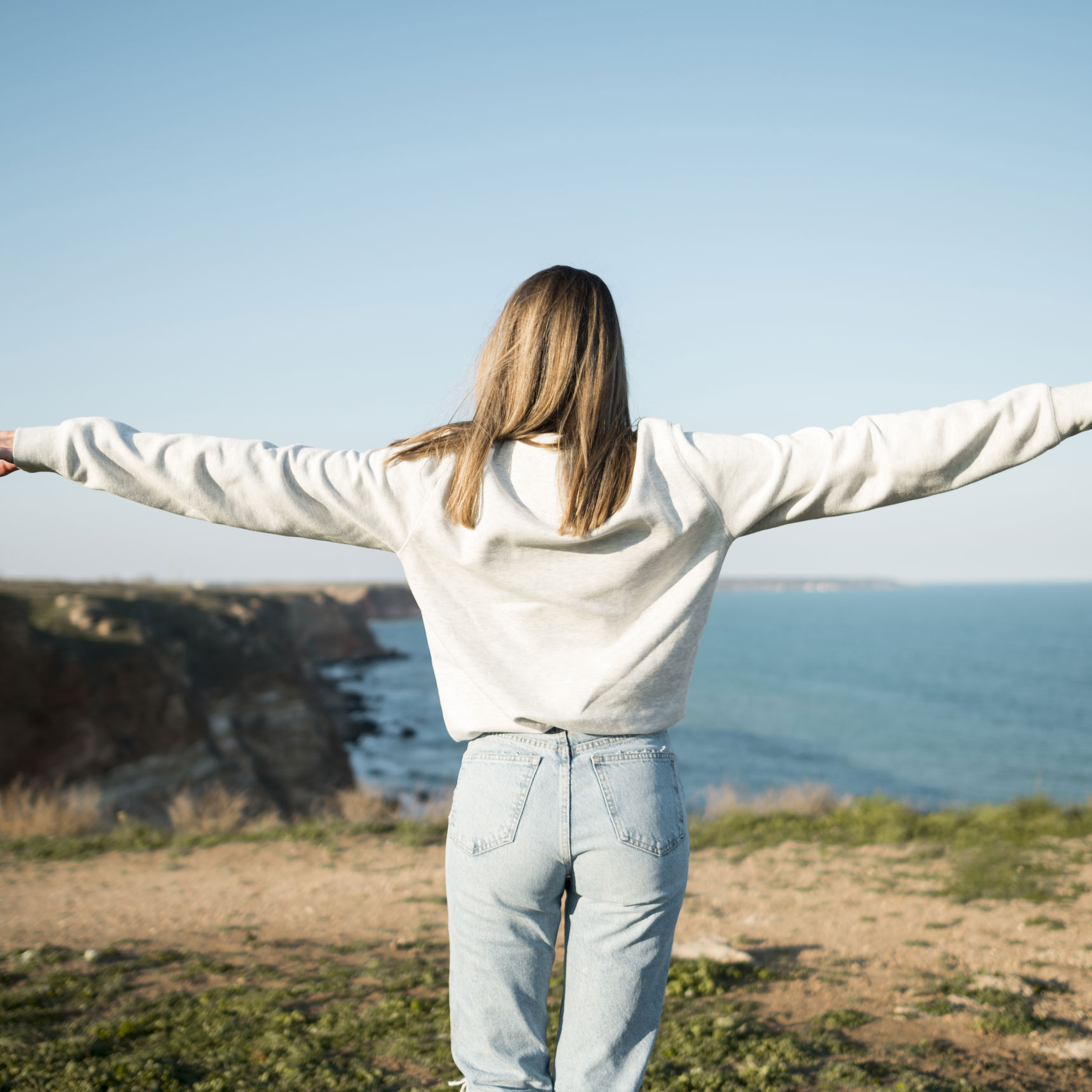 Unge kvinde føler vinden (freepik.com)