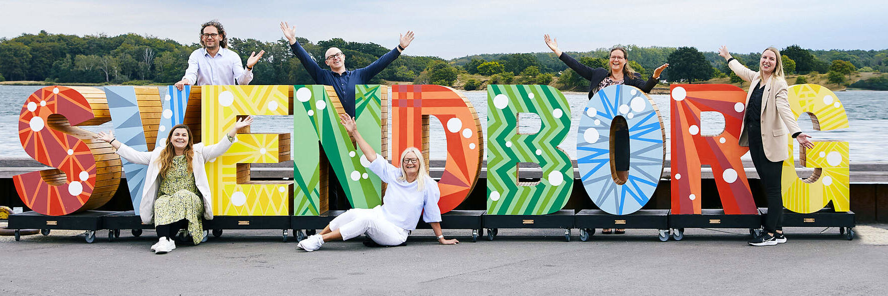 Glade medarbejdere ved Svendborg bogstaver