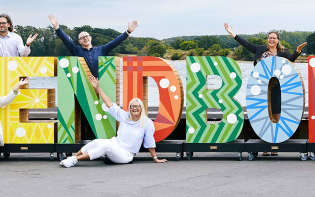 Glade medarbejdere ved Svendborg bogstaver