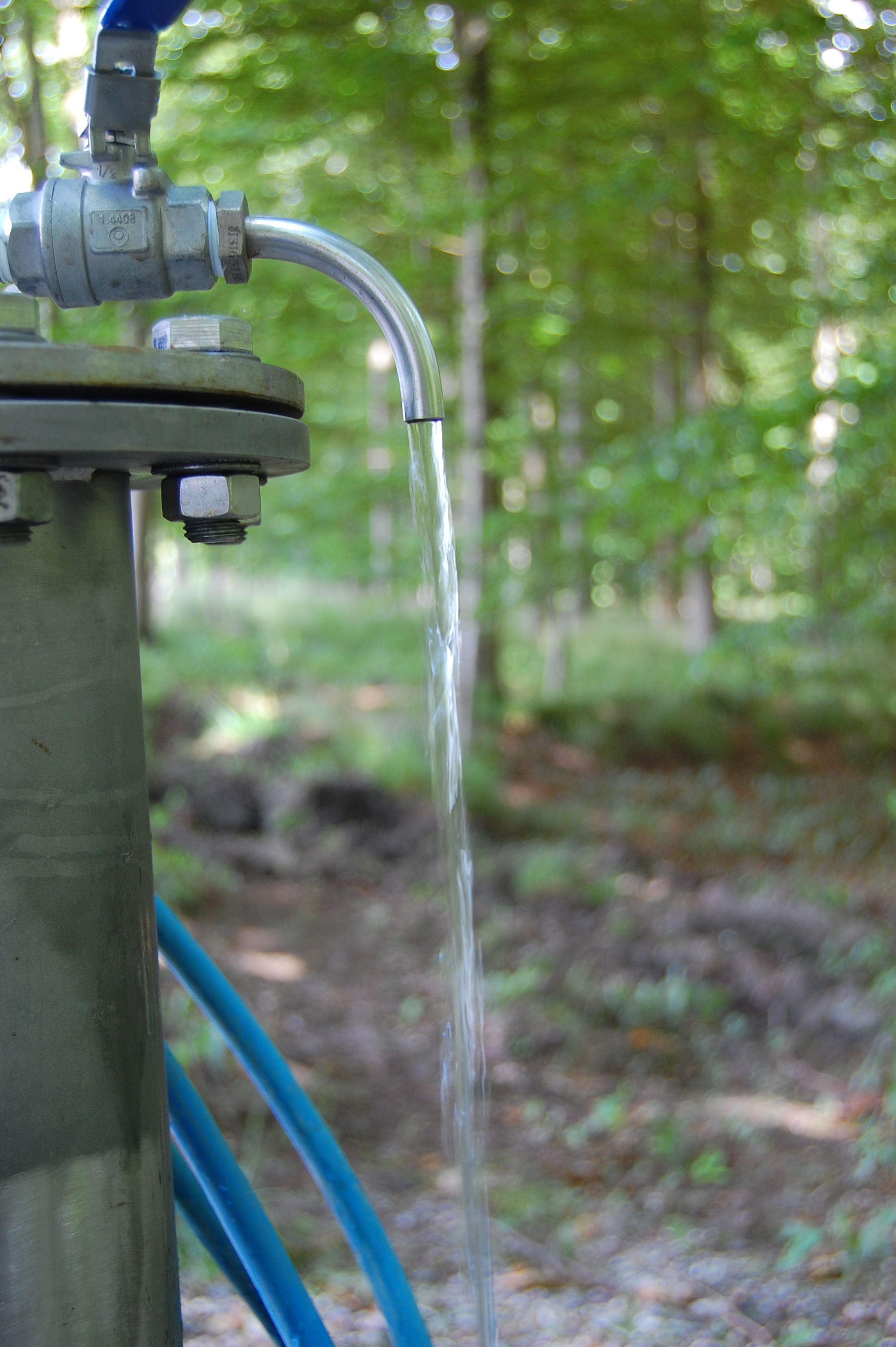 Vand fra boring - vandhane hvor vand løber fra
