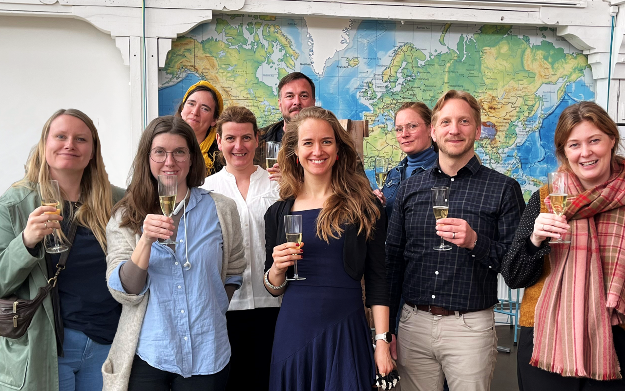 Gruppe af mennesker der skåler