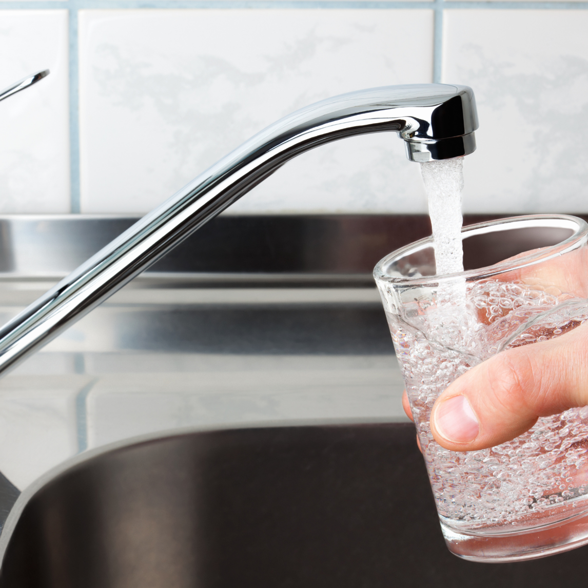 Rent vand, der kommer ud af en vandhane