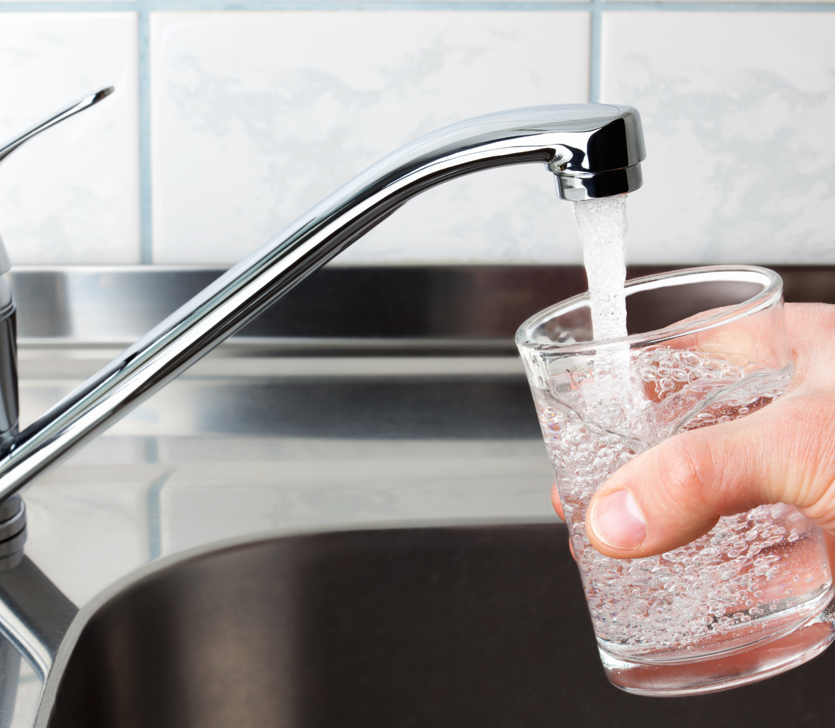 Rent vand, der kommer ud af en vandhane