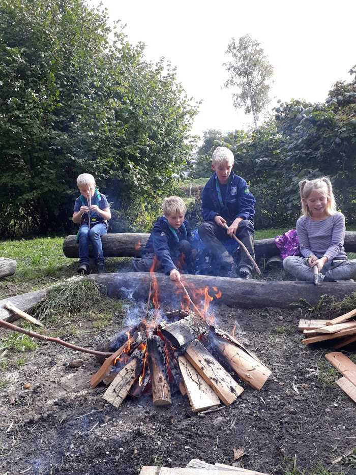 Christiansmindespejdernes minier laver mad over bål efter en lang gåtur i Vejstrup Ådal.