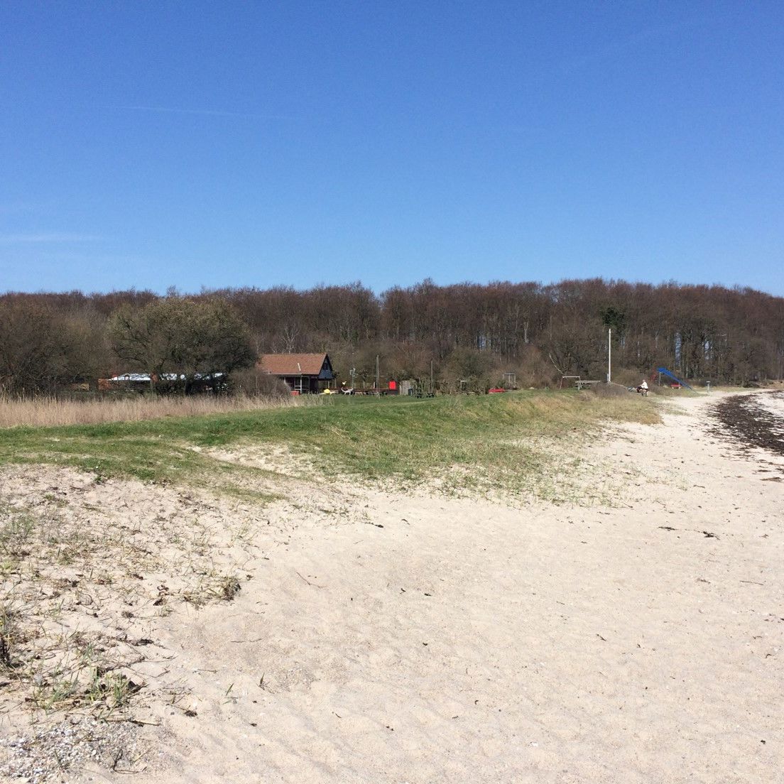 Stranden strækker sig langs hele Thurøs østkyst fra Øgavl til Thurø Rev.