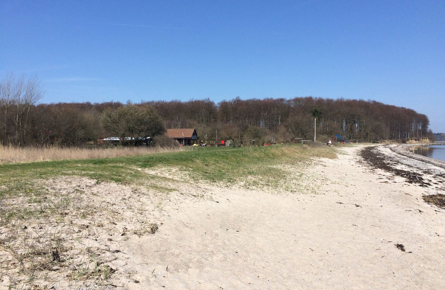 Stranden strækker sig langs hele Thurøs østkyst fra Øgavl til Thurø Rev.