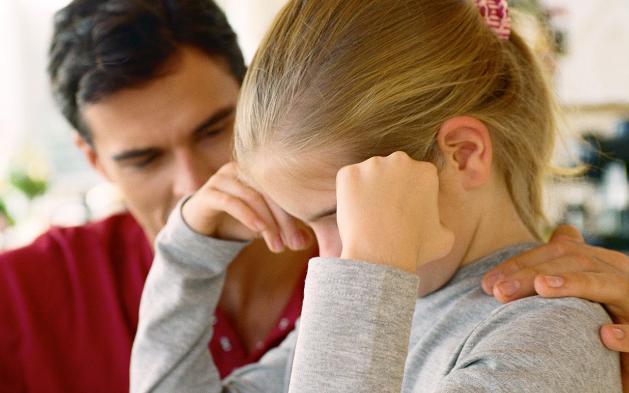 Forælder trøster barn