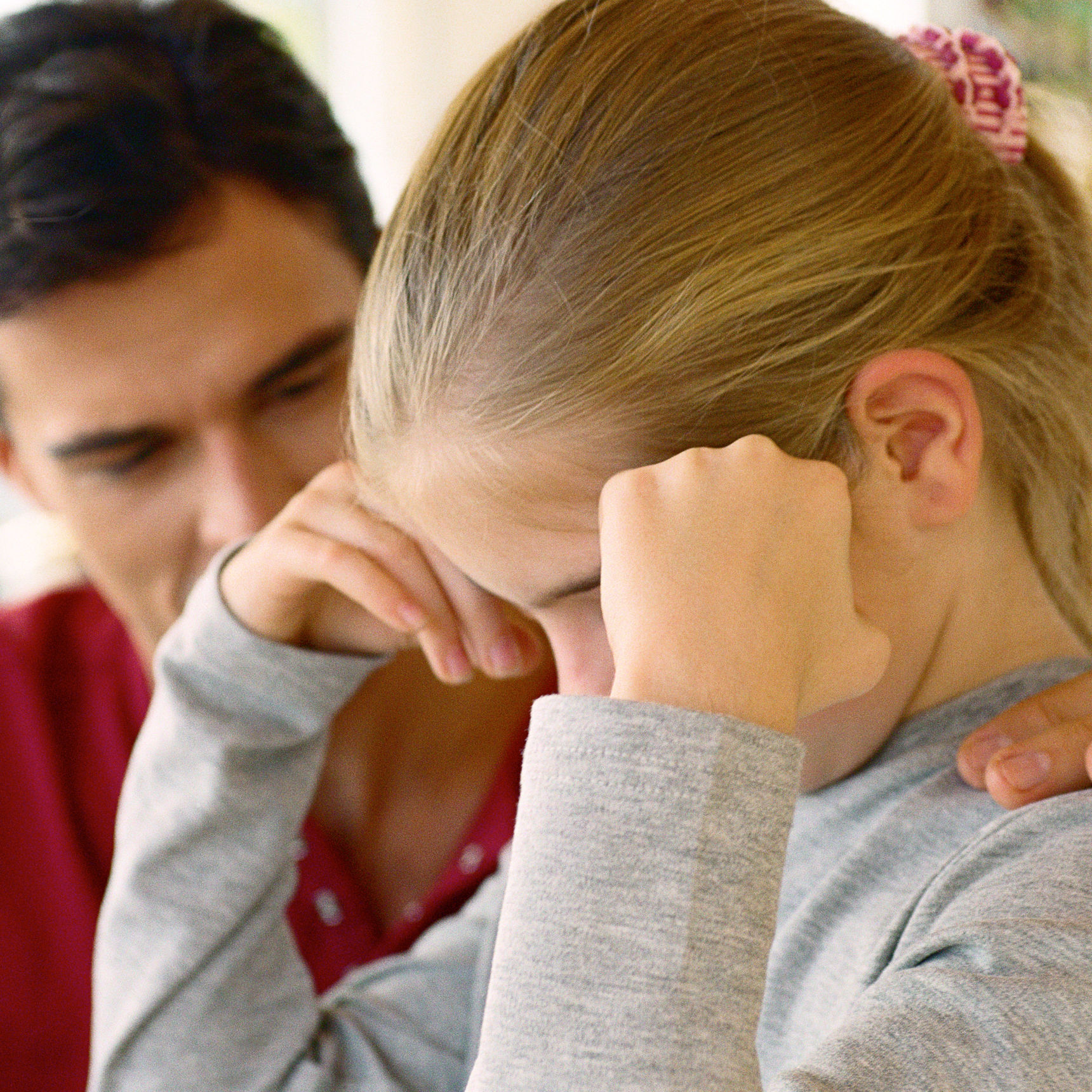 Forælder trøster barn