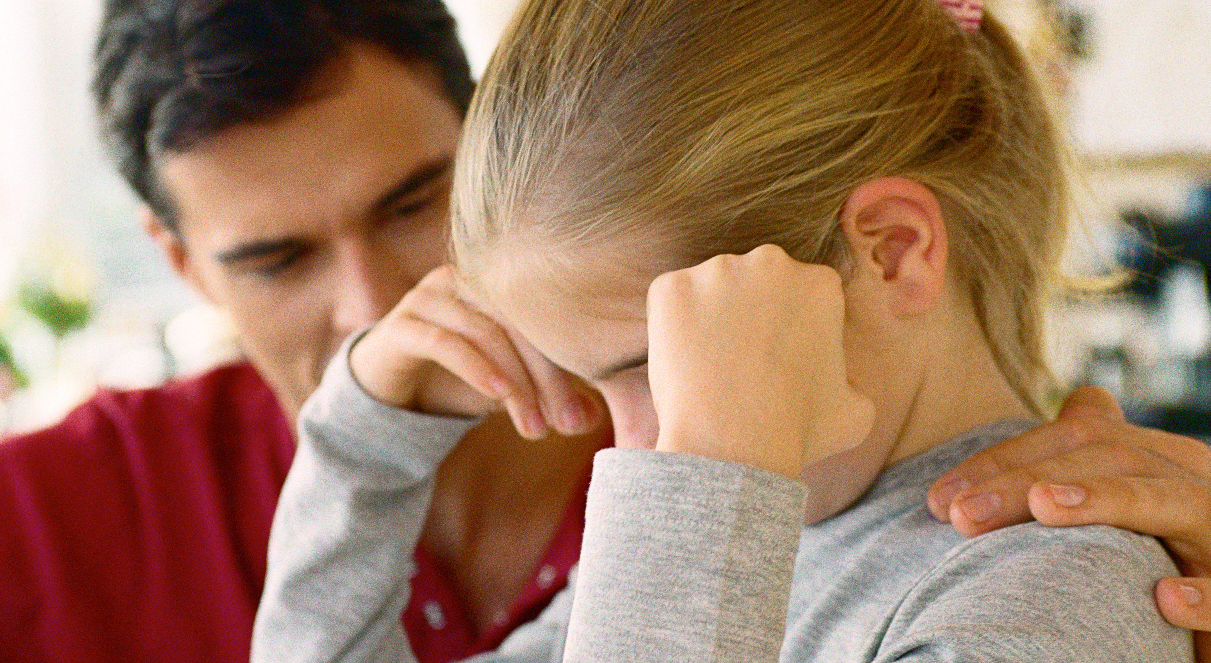 Forælder trøster barn