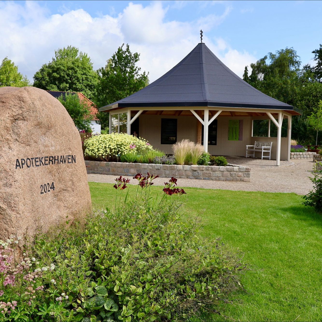 Apotekerhaven i Gudbjerg med pavillonen i midten og bedene foran.