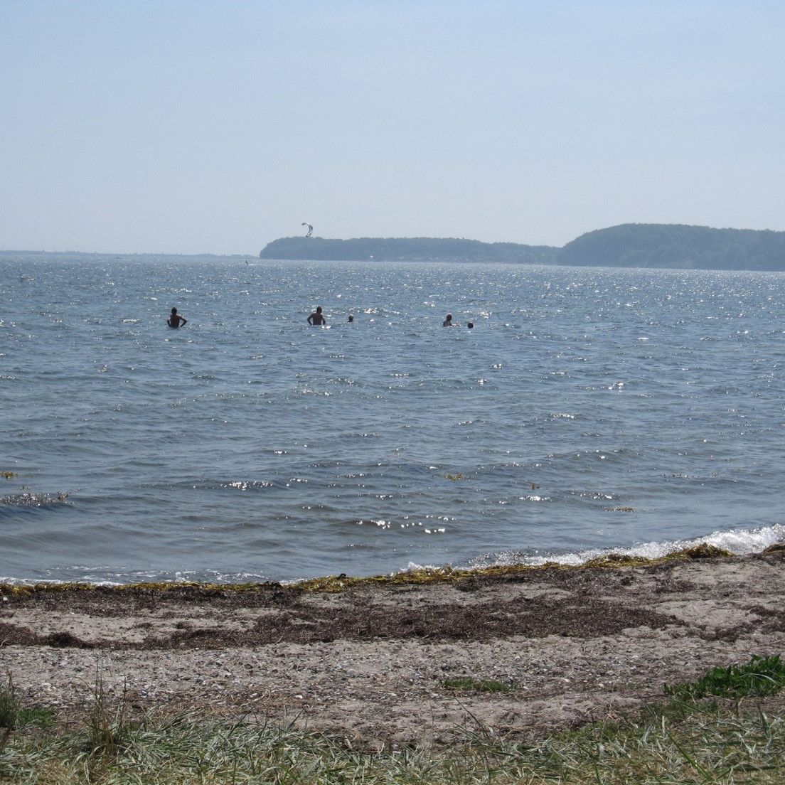 Skårupøre Strand strækker sig over knap 3 km fra Skårupøre Camping til Åbyskov.