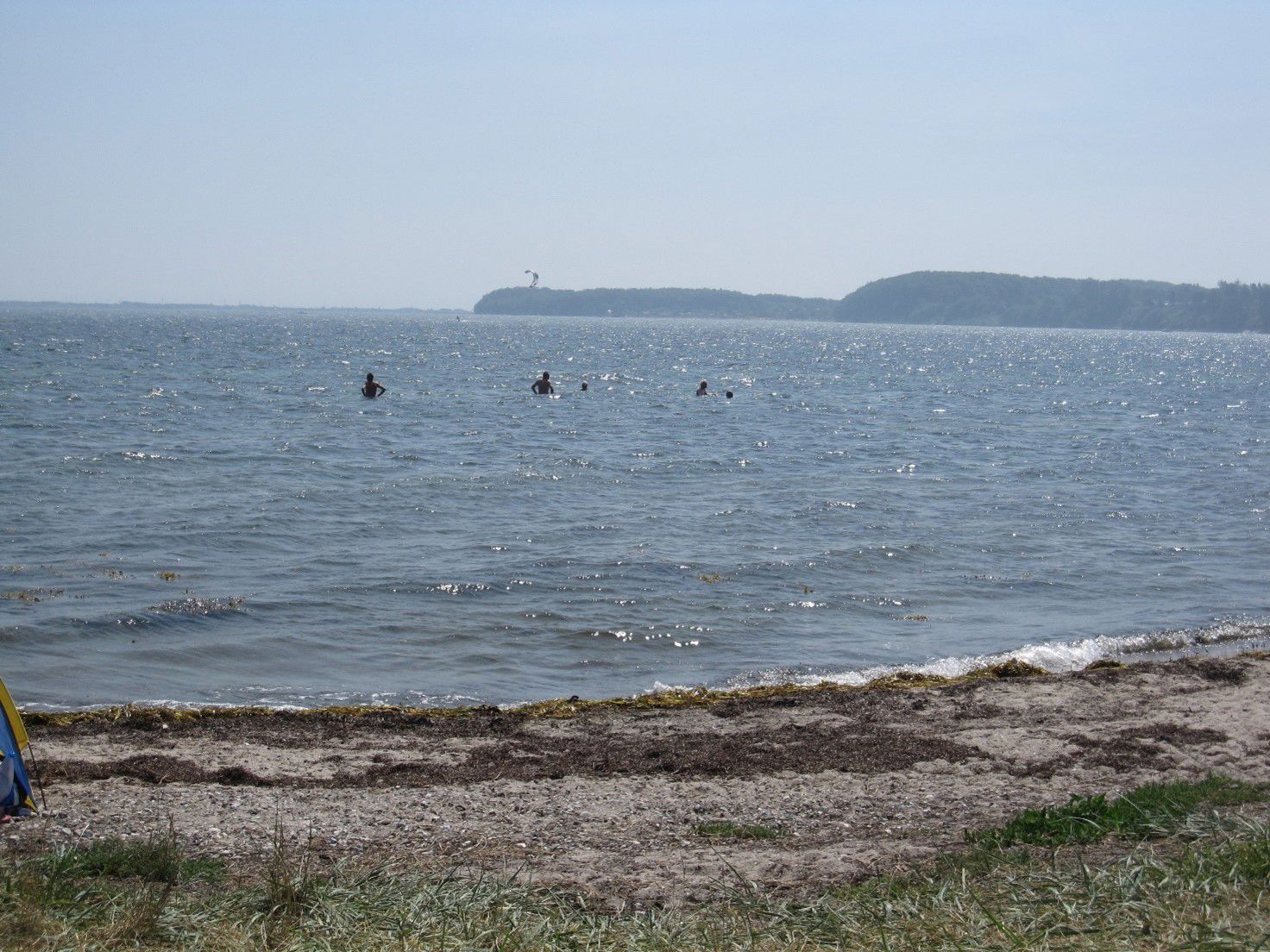 Skårupøre Strand strækker sig over knap 3 km fra Skårupøre Camping til Åbyskov.