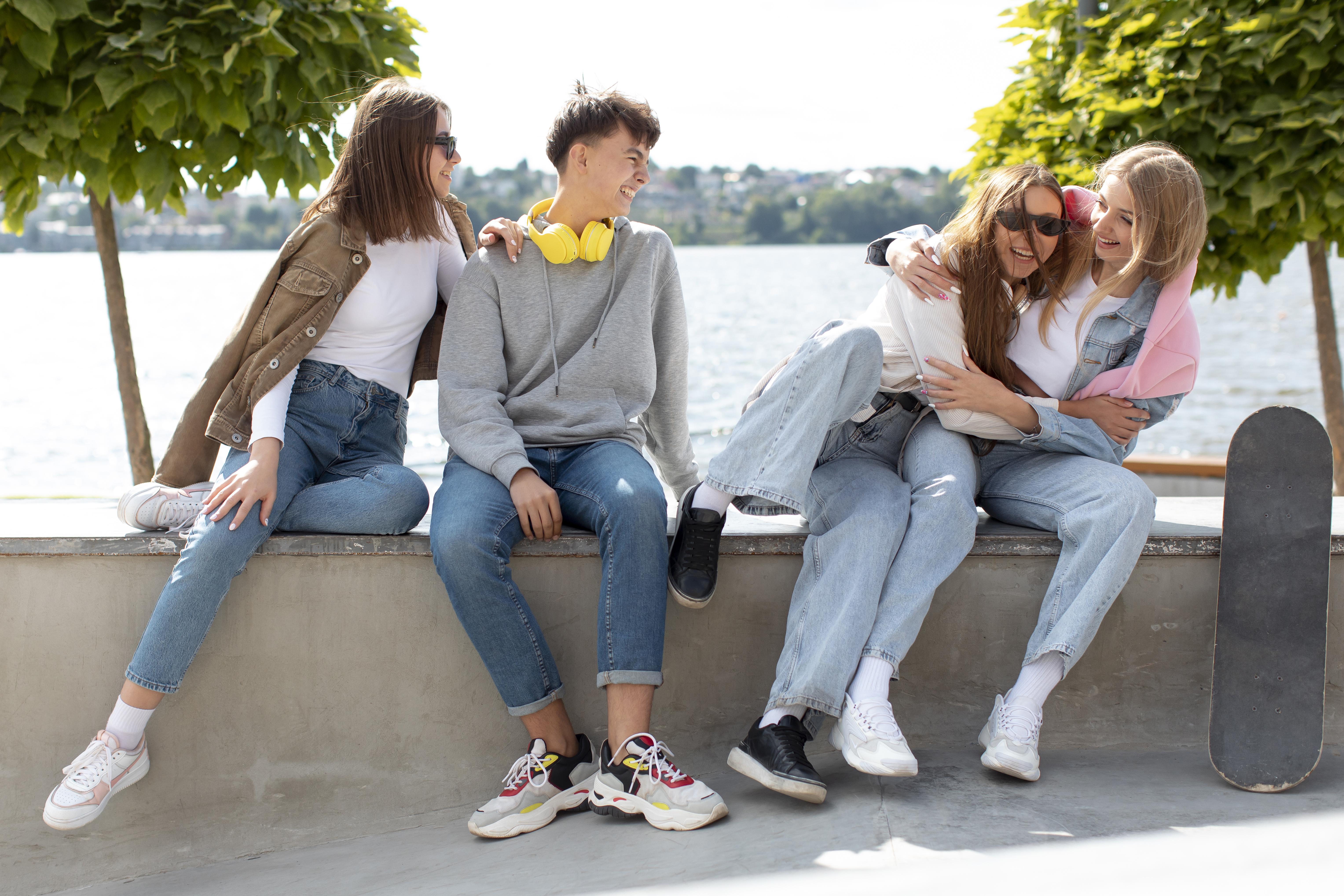 4 unge på kaj-kanten