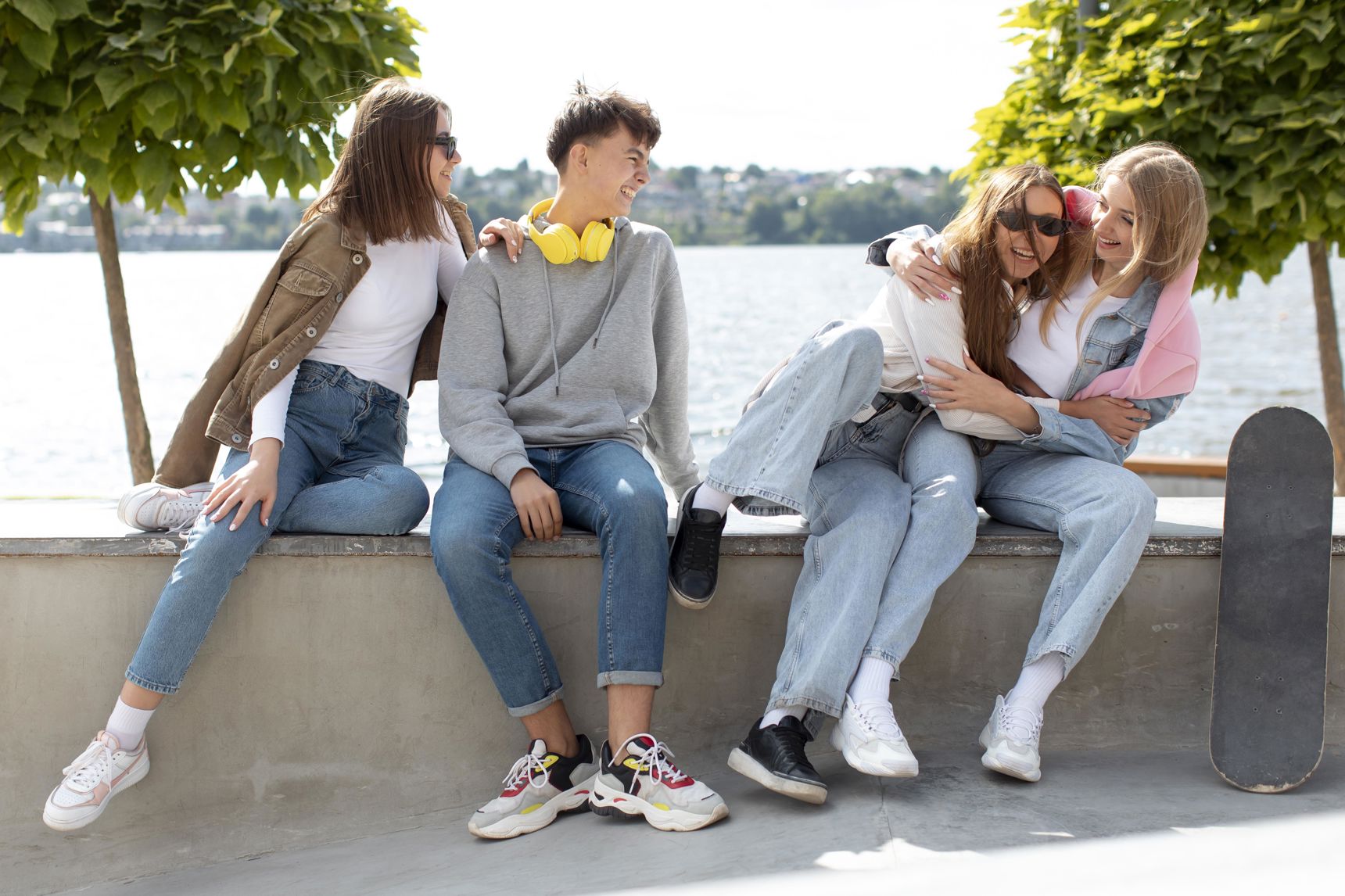 4 unge på kaj-kanten