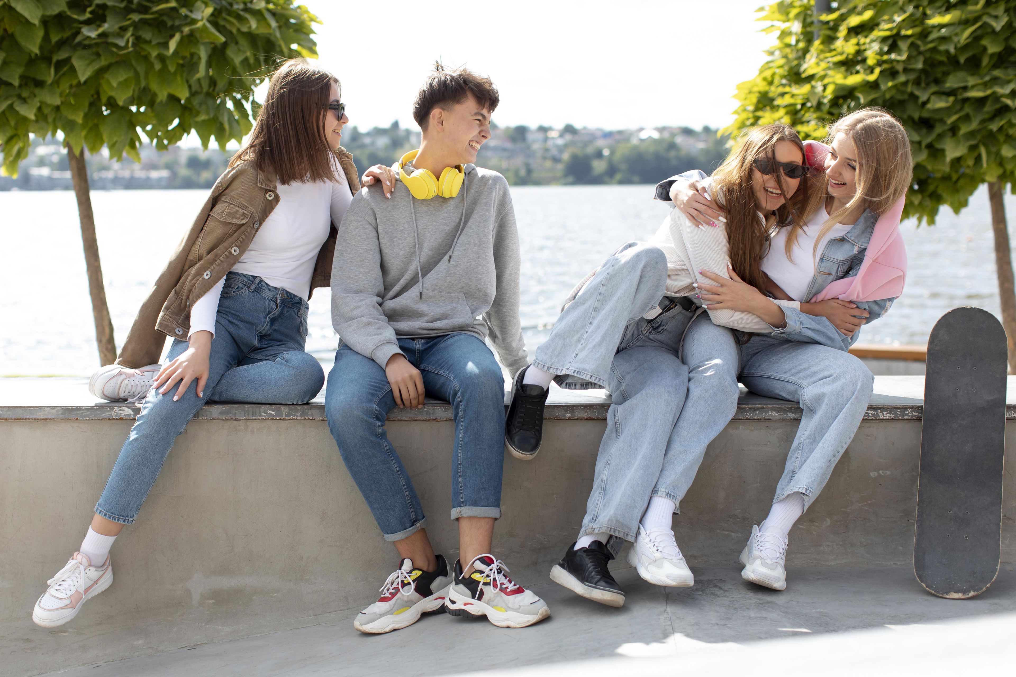 4 unge på kaj-kanten