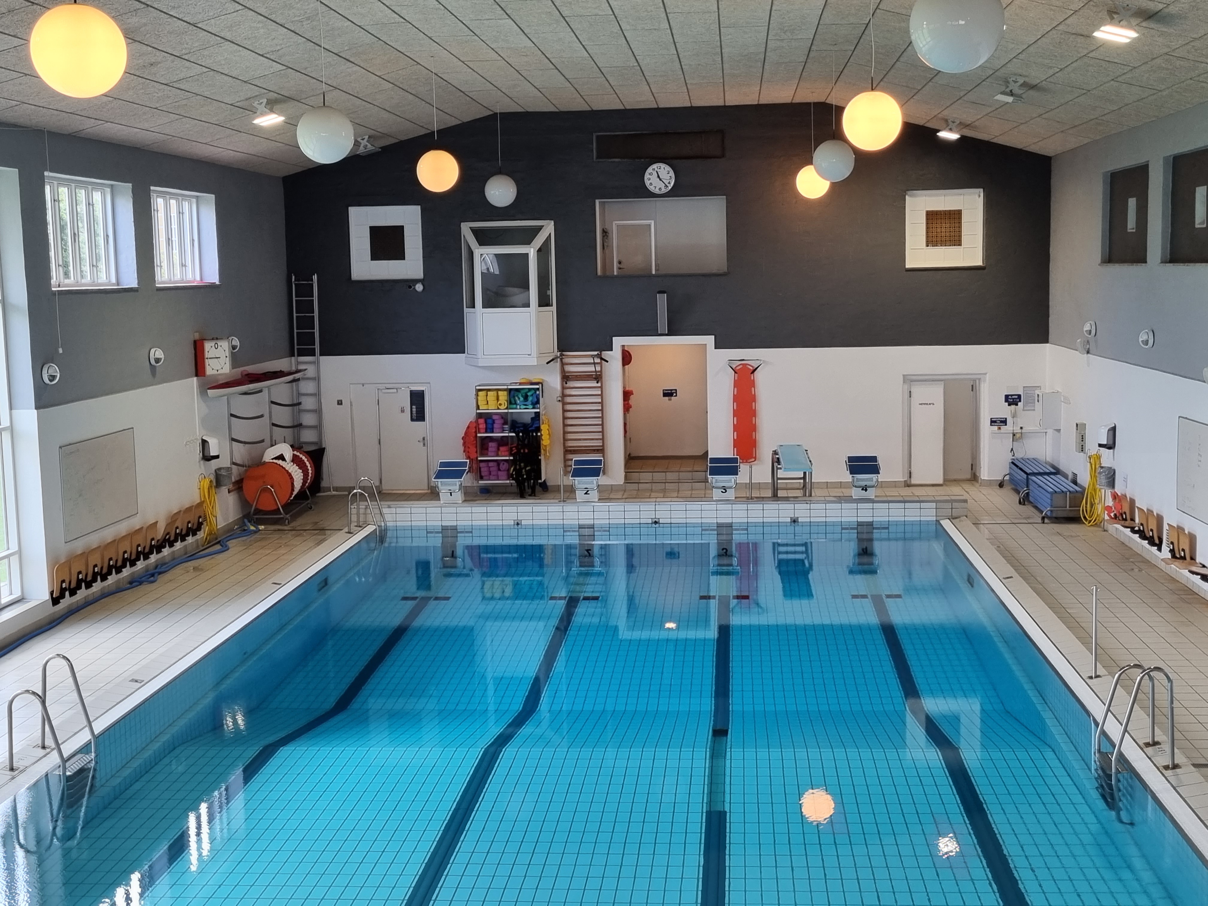 Illustration svømmehal