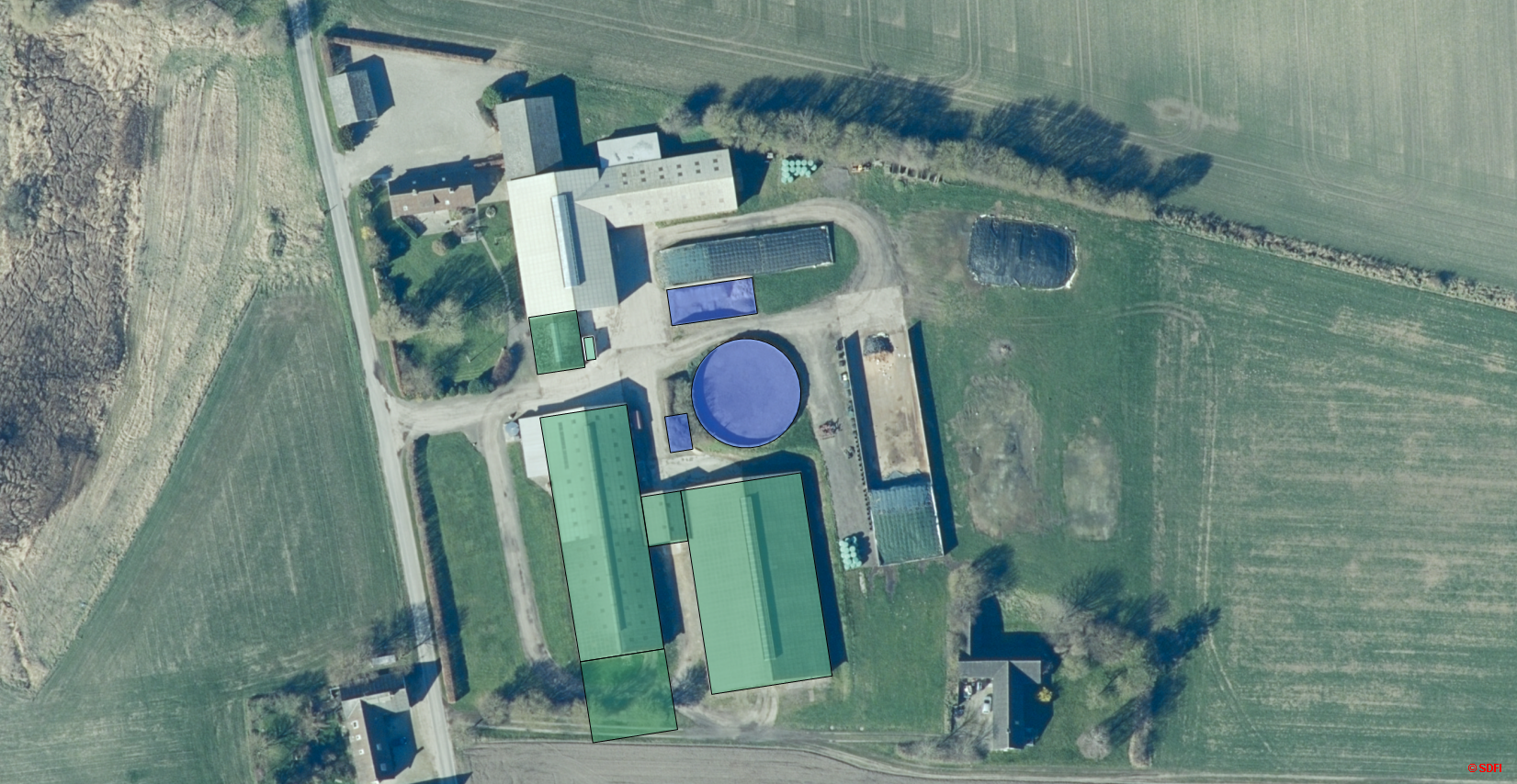 Oversigtsfoto over ejendommens bygninger på Hedevejen 17, 5932 Humble