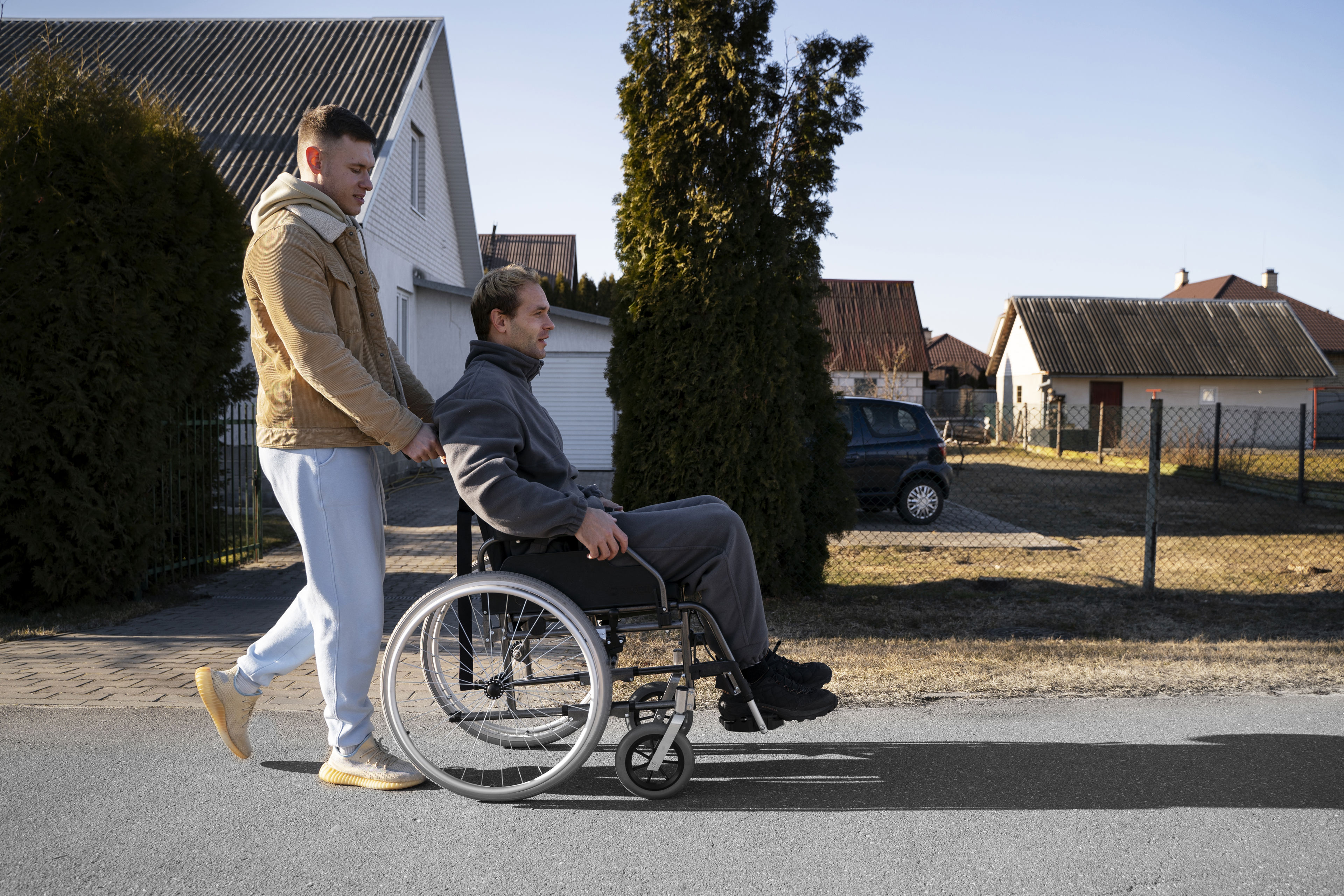Mand i kørestol med ledsager