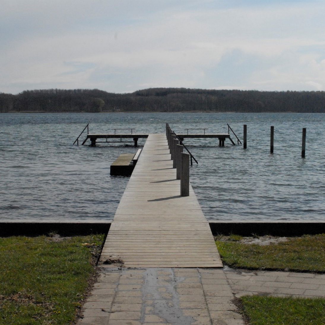 Stranden ved Strandhuse ligger hyggeligt mellem huse og private badebroer ud til Svendborg Sund tæt på Skt. Jørgenspark og Svendborgsundbroen.