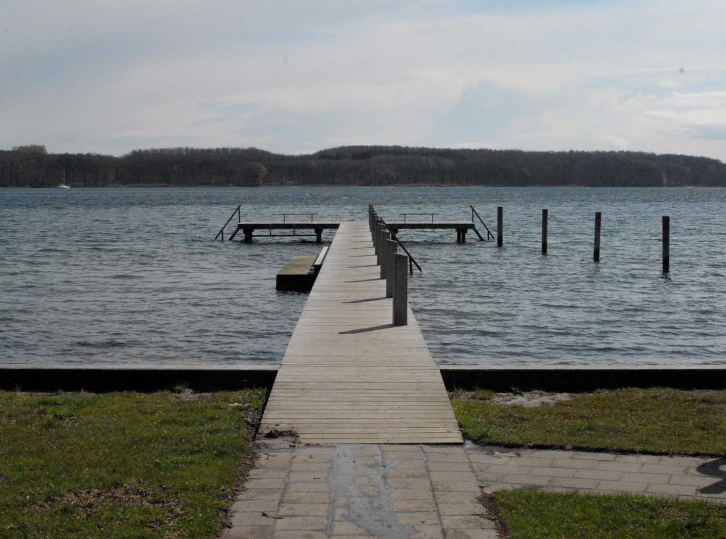 Stranden ved Strandhuse ligger hyggeligt mellem huse og private badebroer ud til Svendborg Sund tæt på Skt. Jørgenspark og Svendborgsundbroen.