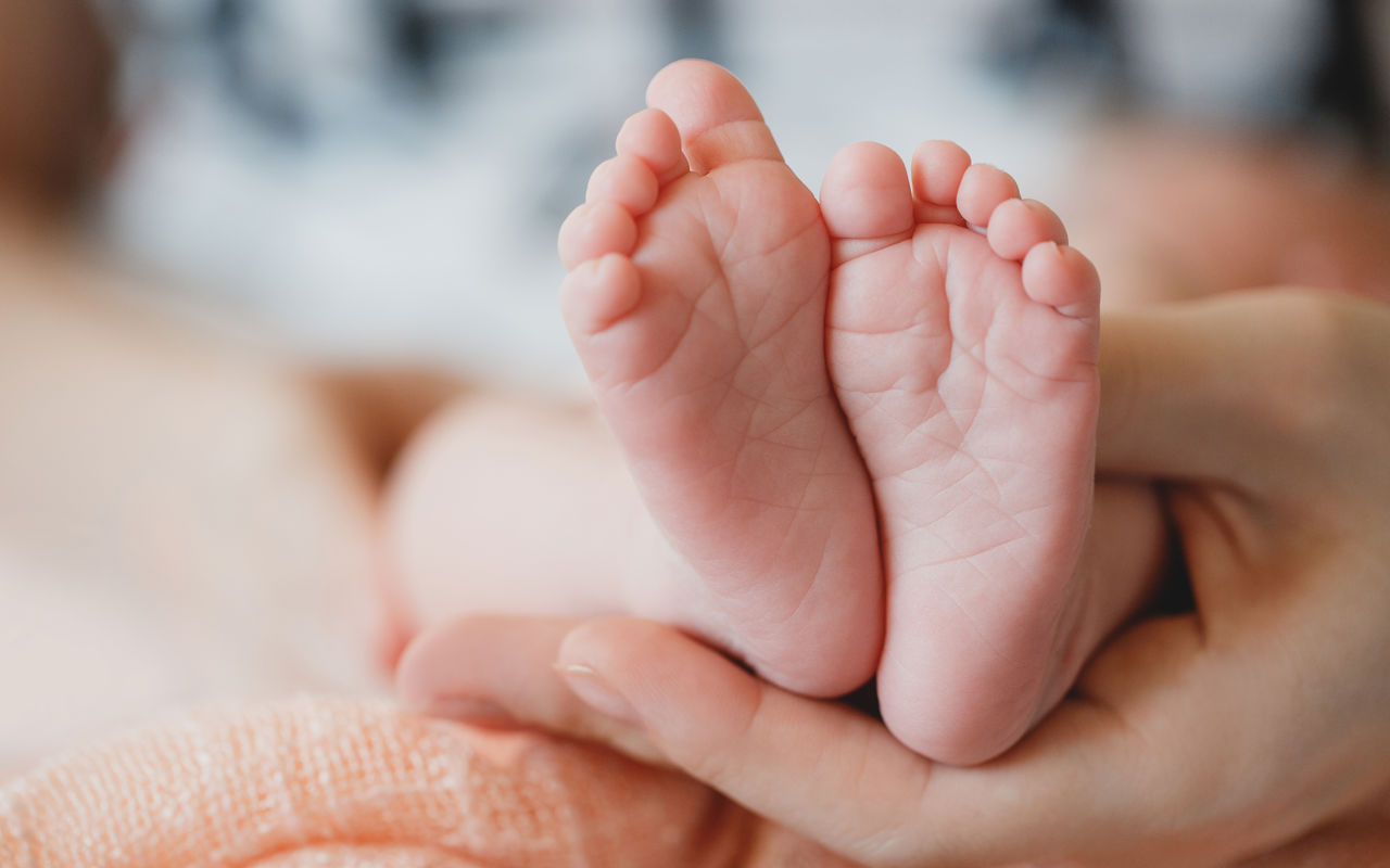 Babyfødder i kvindehånd