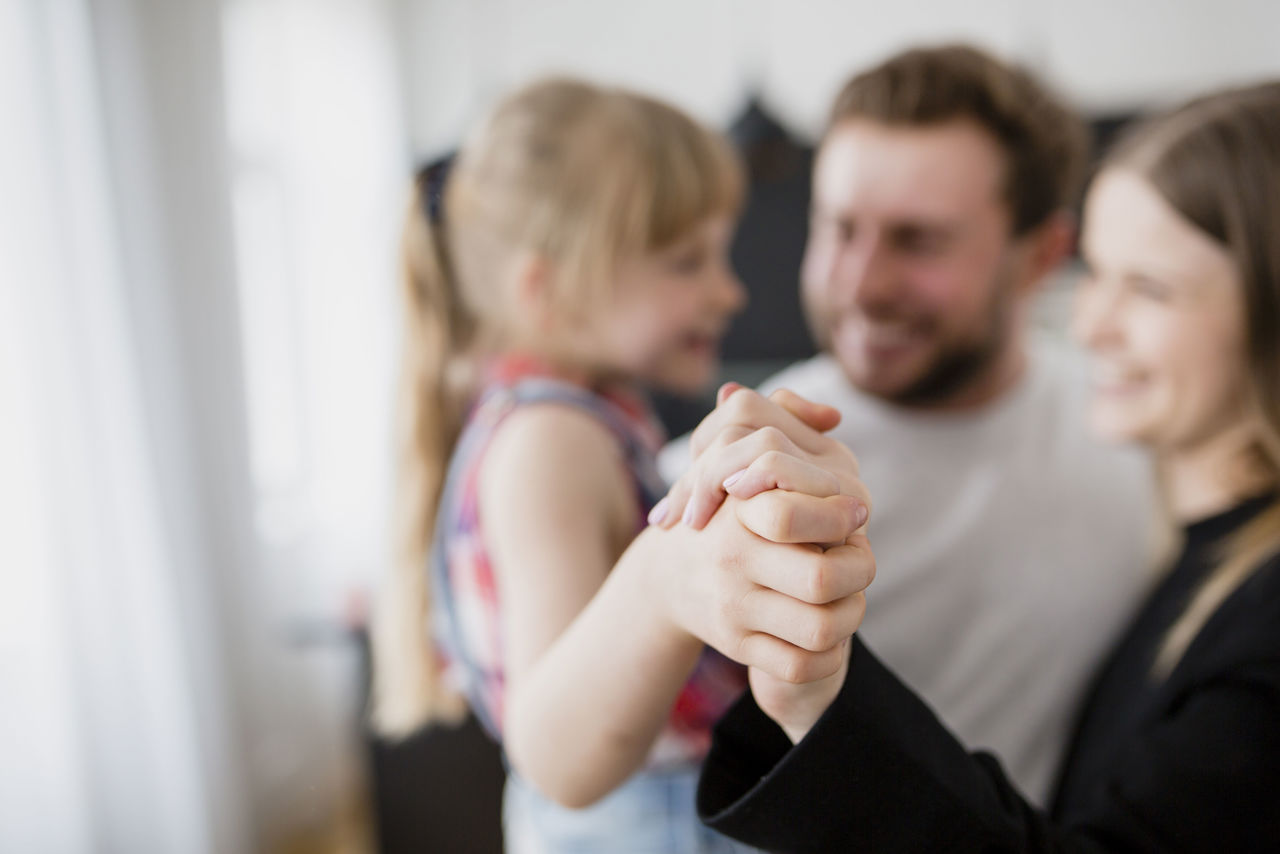 sløret billede af en glad familie