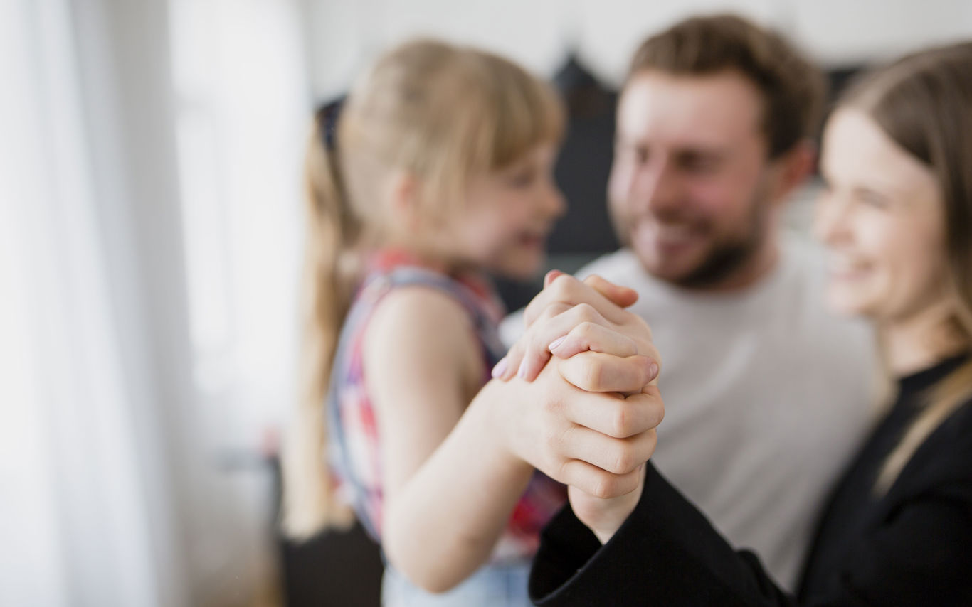 sløret billede af en glad familie