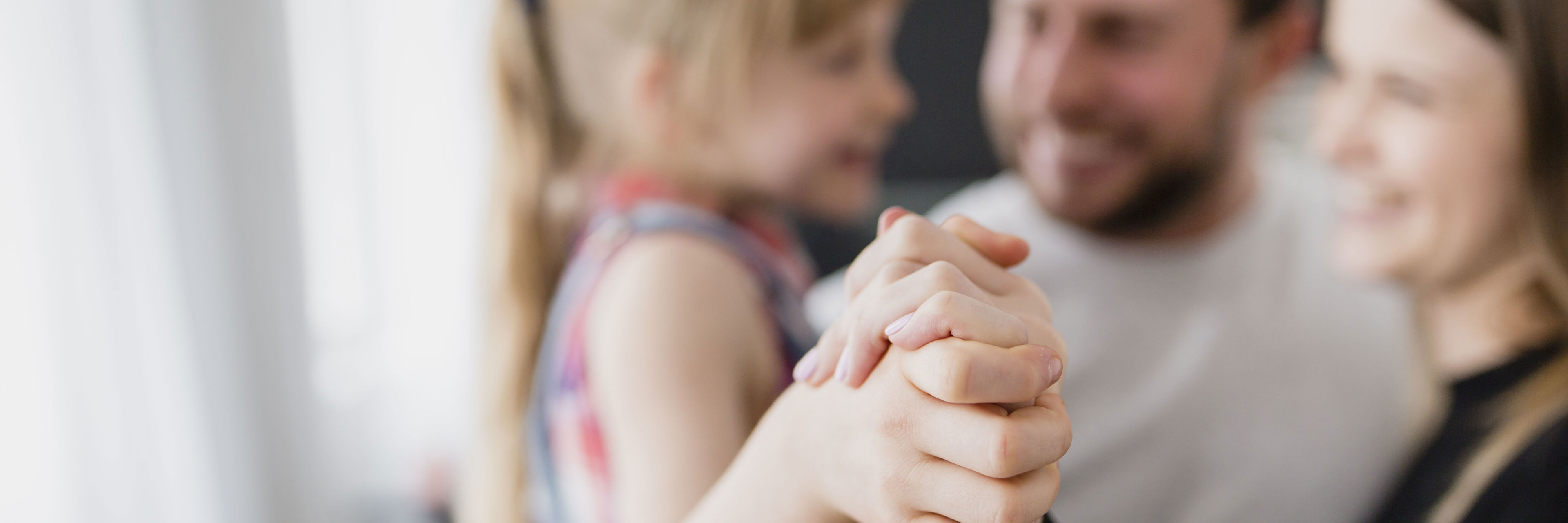 sløret billede af en glad familie